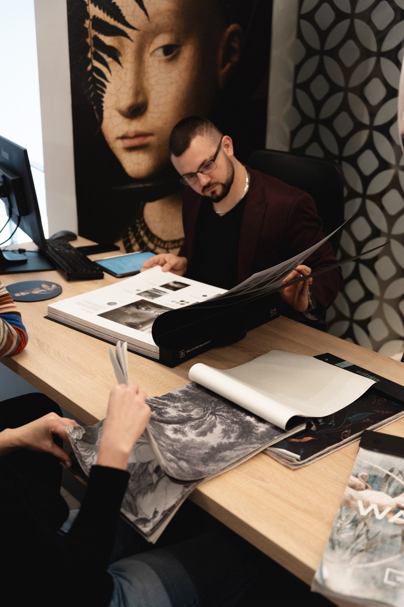 Tapety Wallcolors w showroomie Maxfliz Kraków. Inspiracje, które zaczynają się od ściany