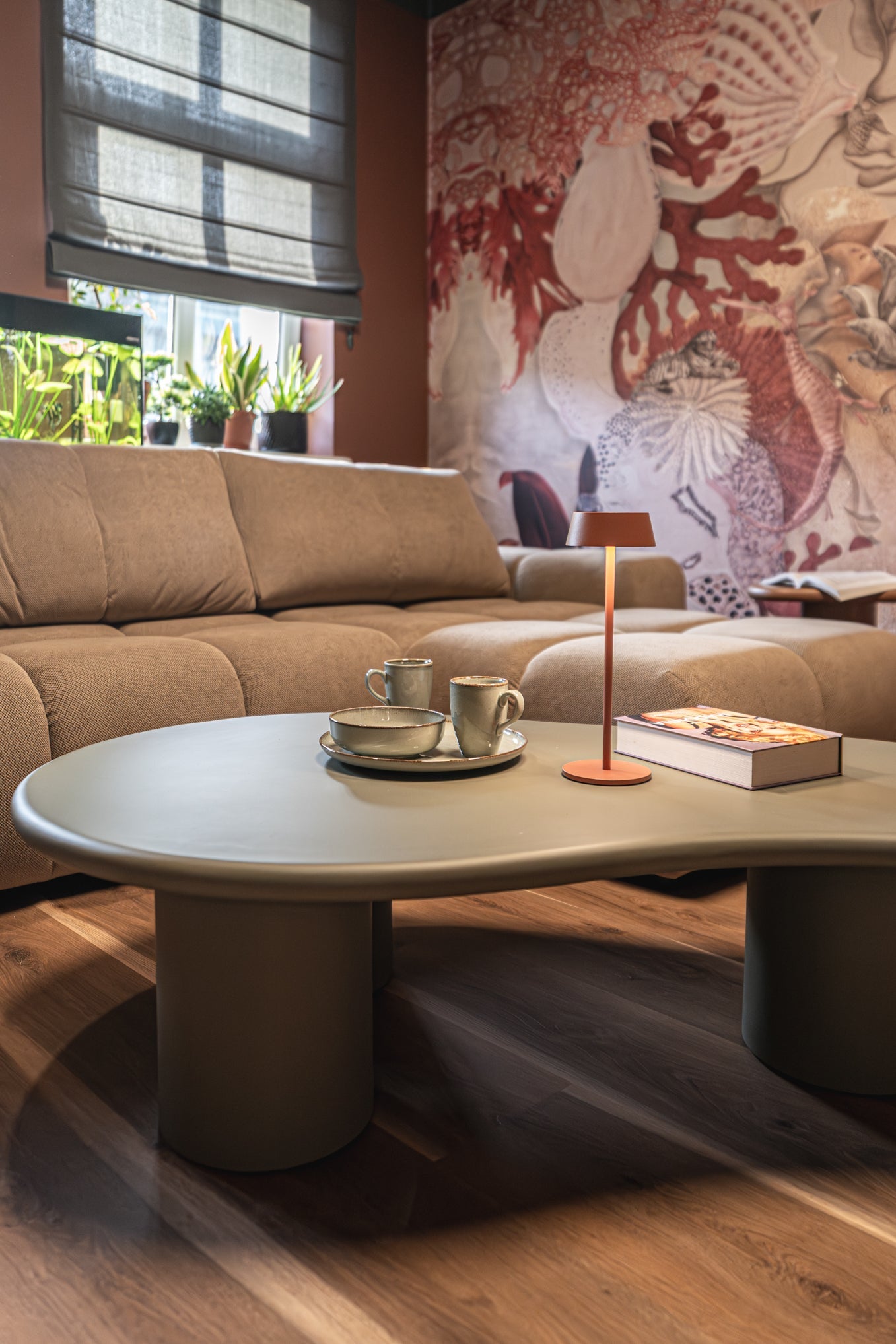 Coral Mirage w salonie. Zanurzenie w kolorze i detalu w Remont u Siebie - Wallcolors®