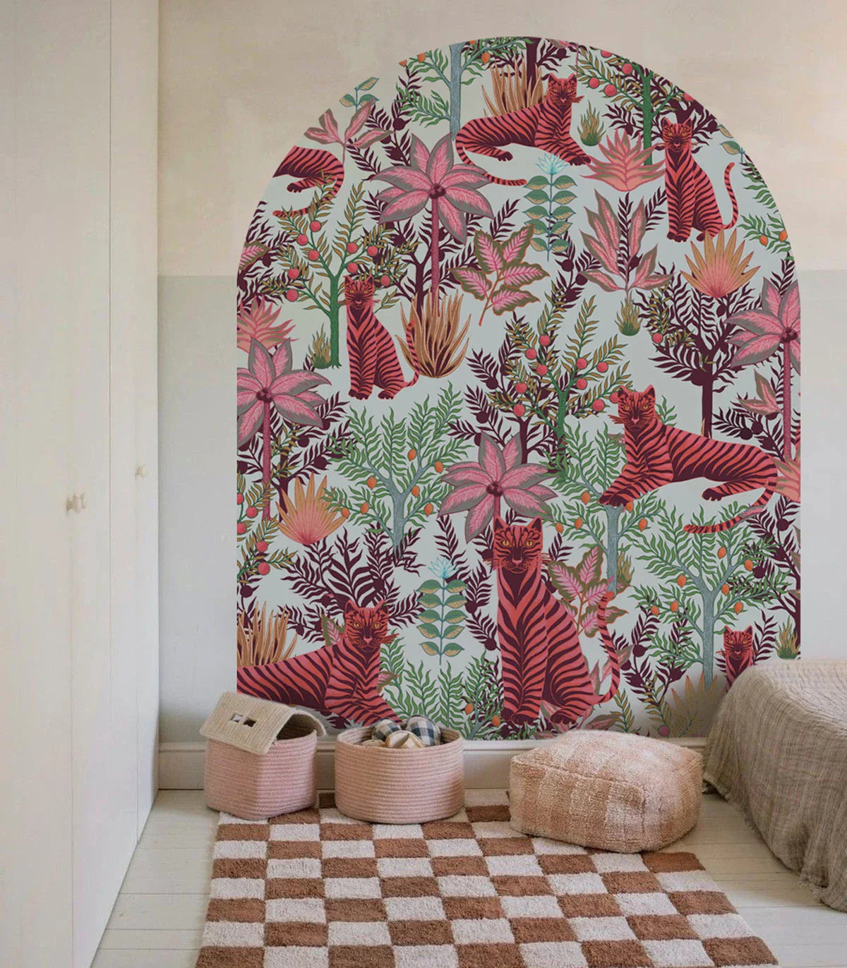 Pokój młodzieżowy z dekoracją Arch na ścianie od Wallcolors