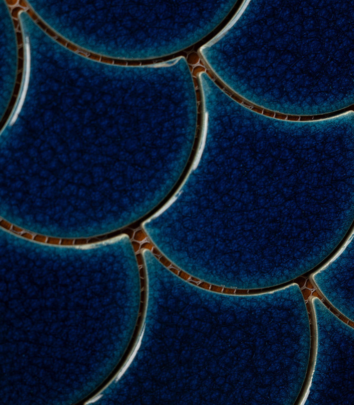 Fischschuppen-Mosaik in Königsblau