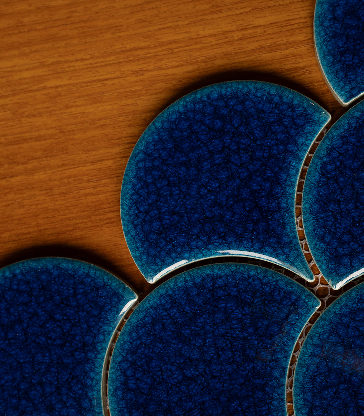 Fischschuppen-Mosaik in Königsblau