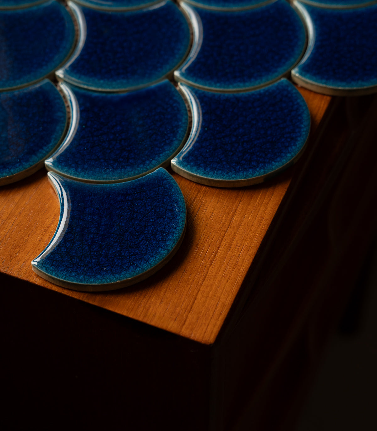 Fischschuppen-Mosaik in Königsblau