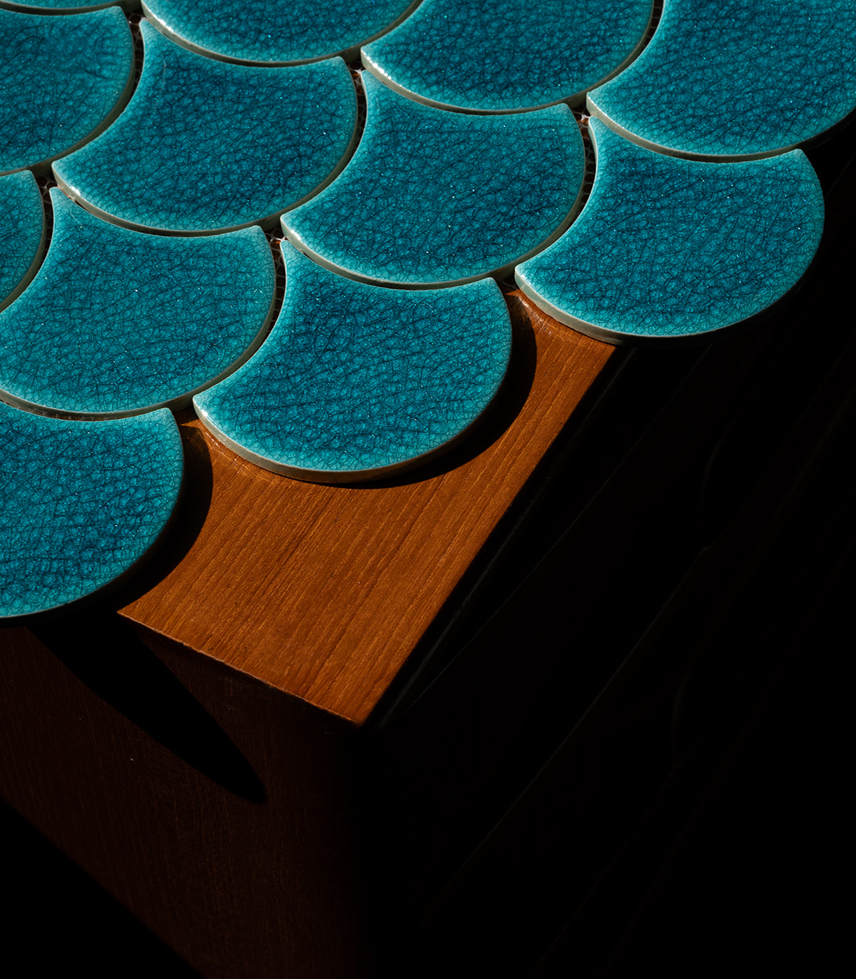 Fischschuppen-Mosaik in tiefem Blau