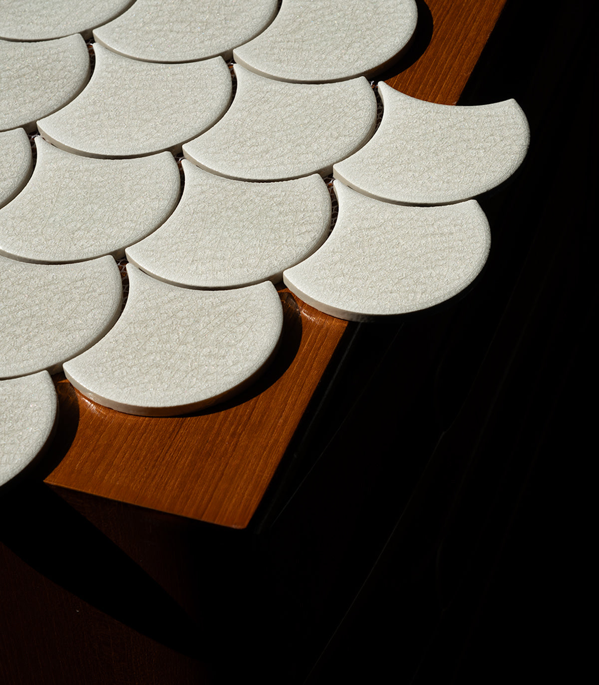 Fischschuppen-Mosaik in Weiß und Creme