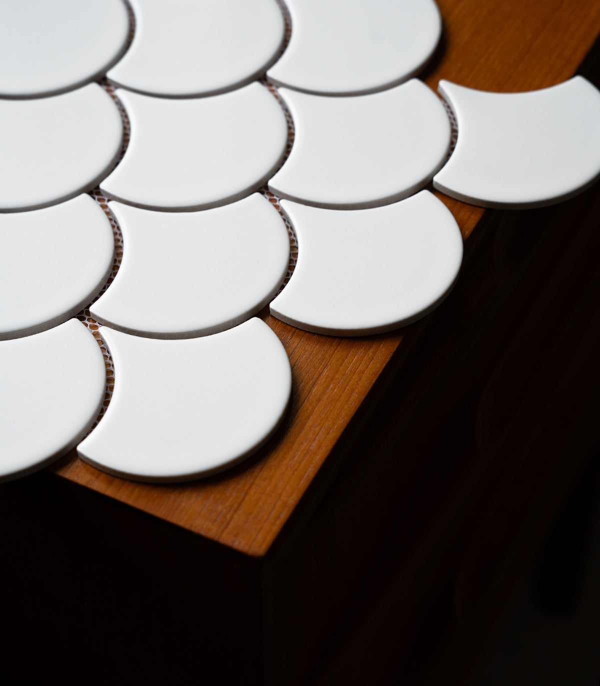 Fischschuppen-Mosaik in mattweiß