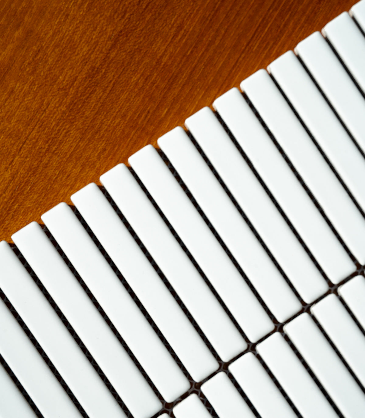 Mini-Piano-Mosaik in klarem Weißglanz