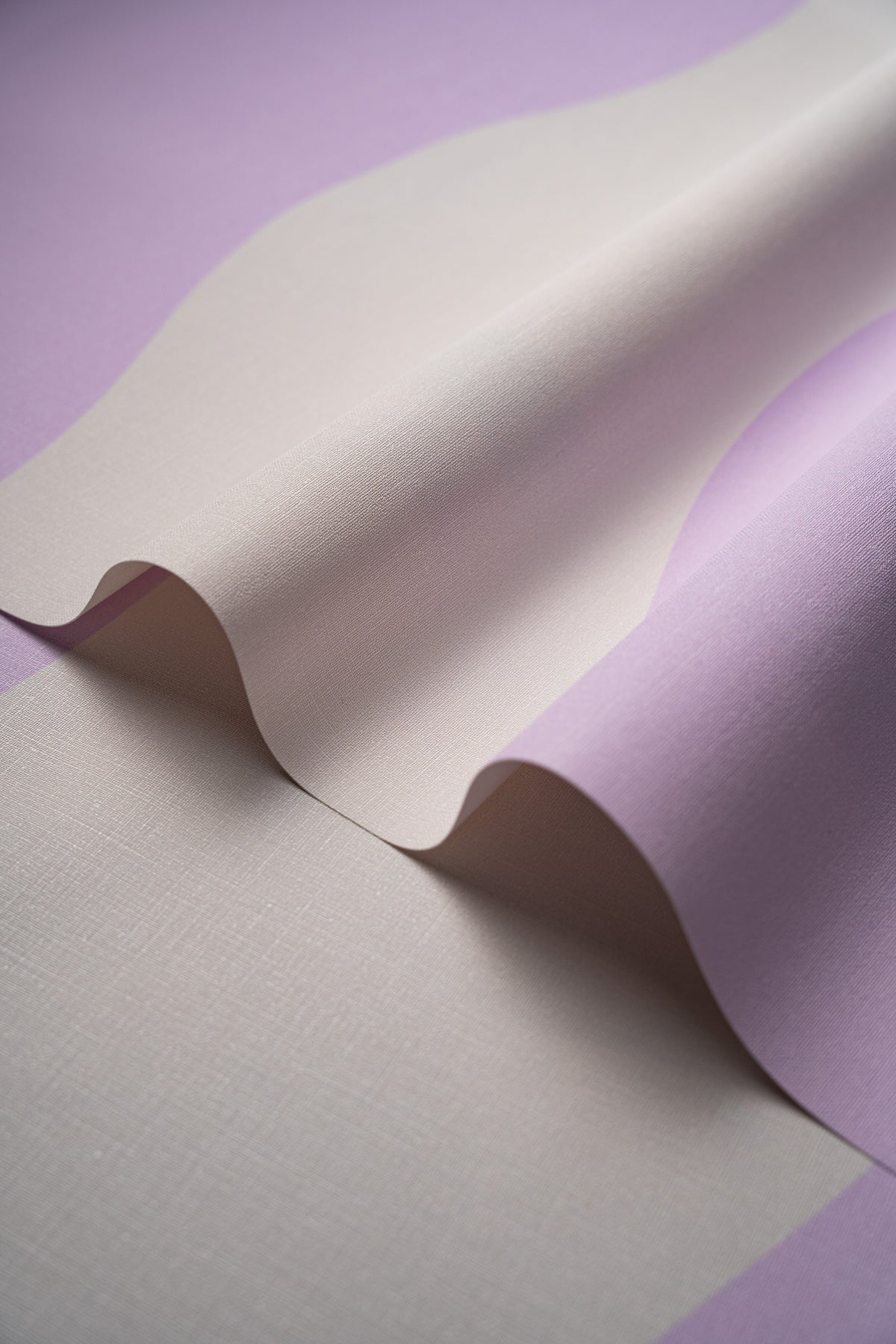 Tapete Wave Stripe Lily Lavender