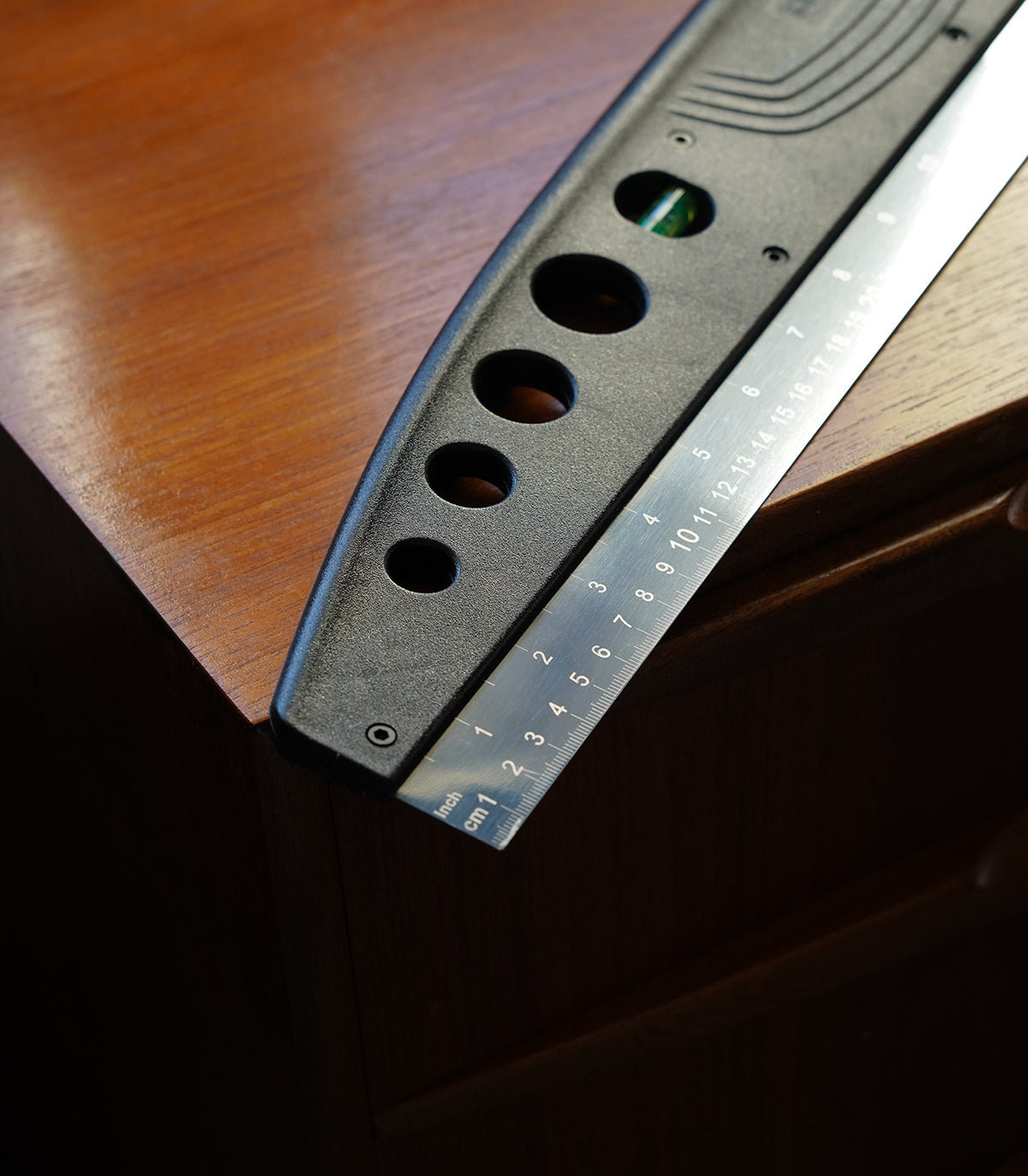 Multifunktionale Tapetenbahn mit Wasserwaage