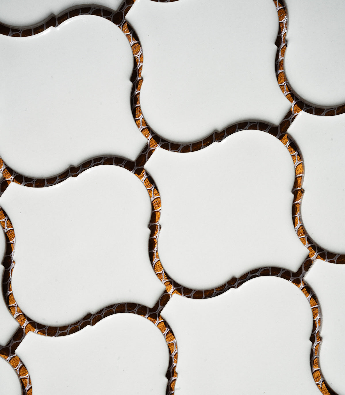 Weißes Arabeskenmosaik