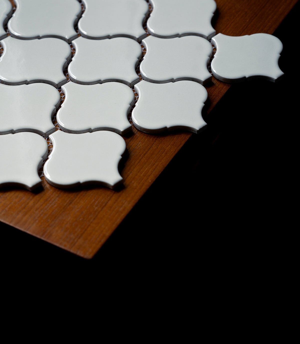 Weißes Arabeskenmosaik